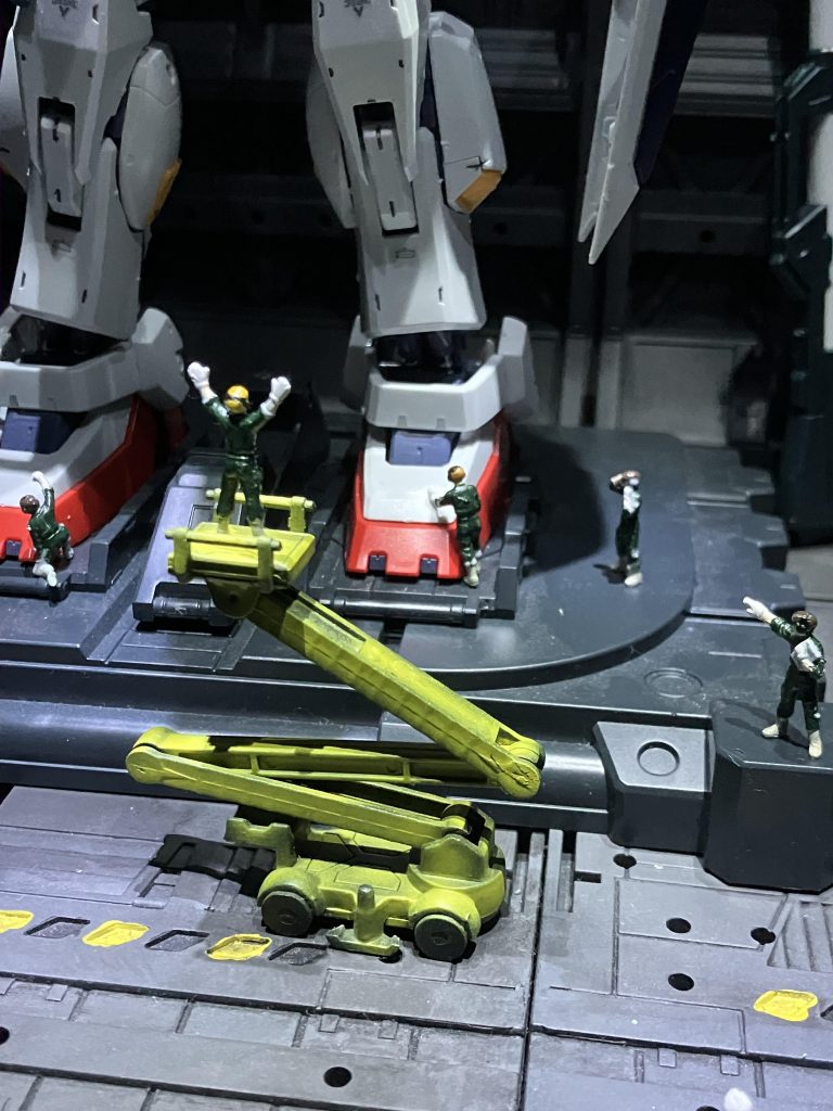 下には塗装済み整備兵を入れてみました〜