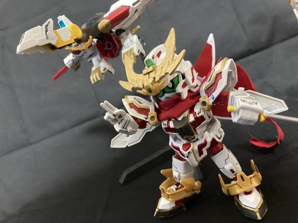 今回は相変わらずのほぼ全塗装とデカールです( ´ ▽ ` )金パーツはホントは塗装しない方がキラキラしてて良い感じだったのですが、肩等の金に合わせてSDで目立つ部分は塗装、リアル形態のアンテナ等リアルで目立つパーツは塗装しないで元の金に墨入れにしました