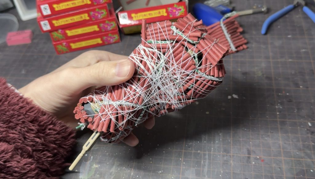 それに爆竹を巻いて…