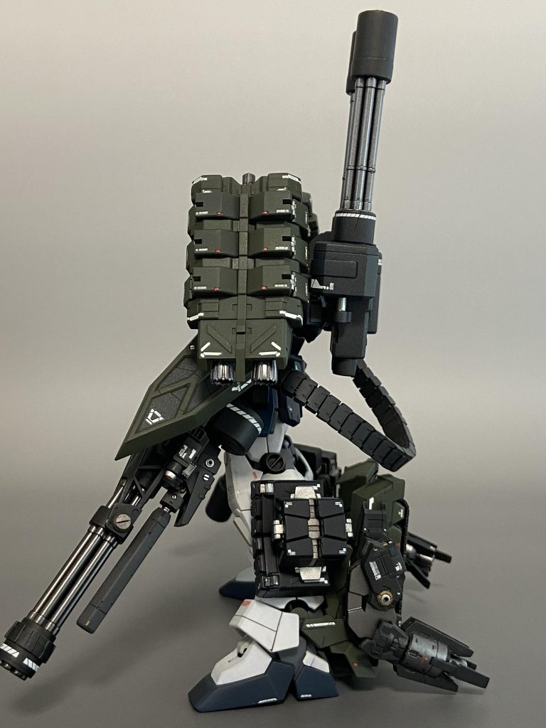 サイドショット。ビームガトリングの追加パーツ、肩コンテナのバーニア、脚部クローラーユニットのブースターなどオリジナル要素を追加しています。