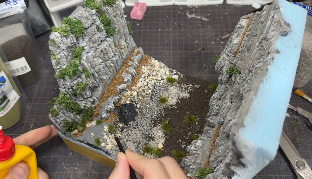 色を塗って緑を配置レジンを本体を配置してレジンを流し込めば完成。