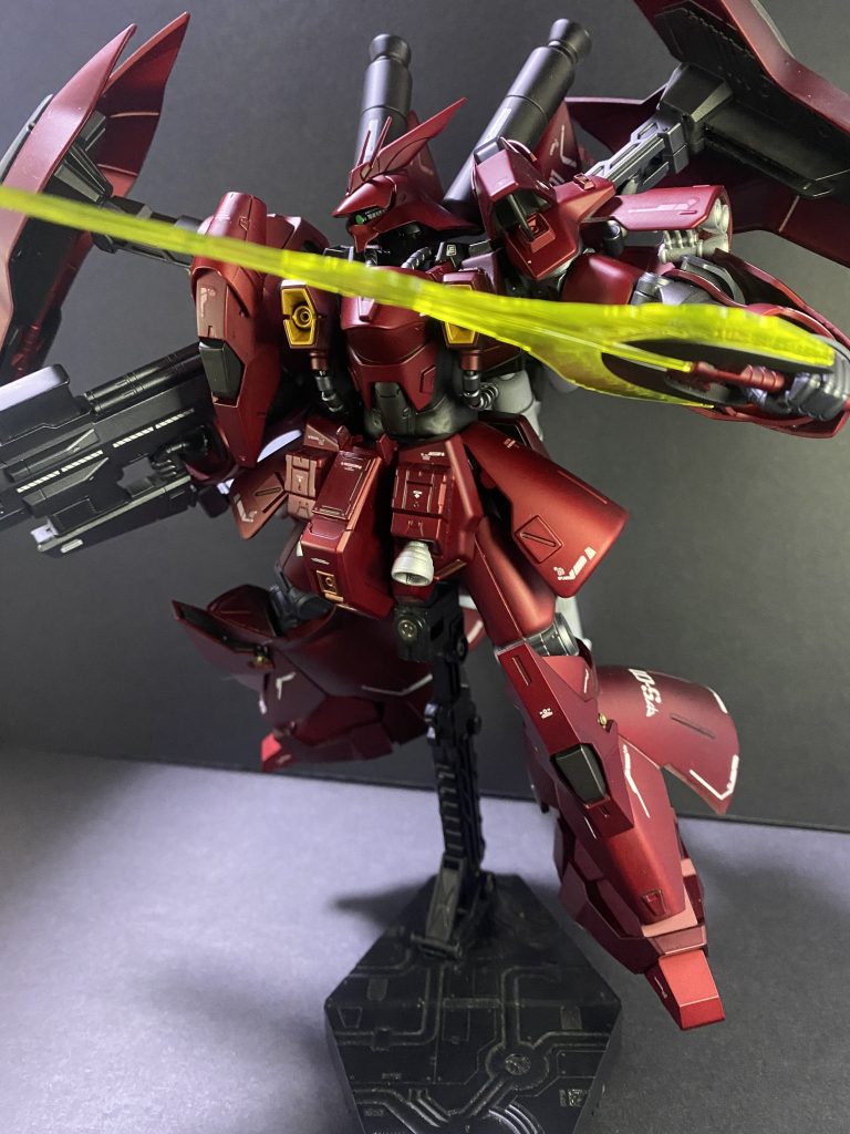 サブジェネレーターを背部追加ユニットに内臓している（設定）なのでパワーダウンの心配もなし、サーベルのパワーも負けません！