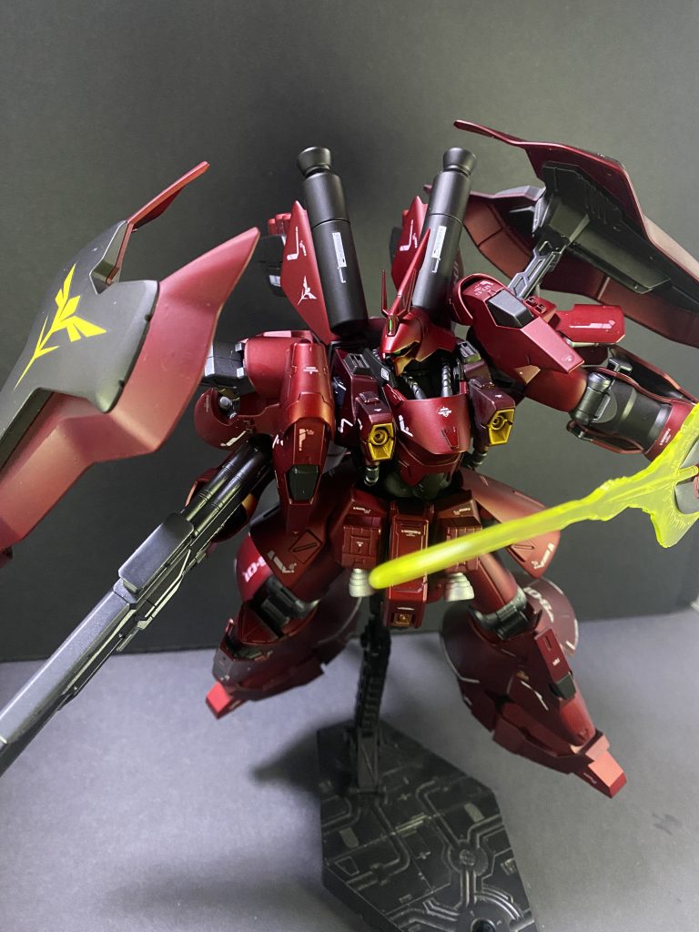 実は今回サザビーを作ろうと思った理由の一つに、最近店頭でHGのサザビーを見かけることが多くなりまして。RGのサザビーも最高にかっこいいのですが、HGのサザビーもこんなにかっこいいんだよ！という事を知って頂きたく制作しました。手軽に組める上に合わせ目も出ない。。HGサザビーは良いぞ。