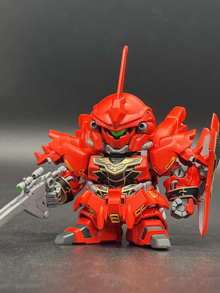 頭部を合わせ目で2ミリ幅増し。胴体を腰で2ミリほど切り詰め。脚はほぼ足首だけにしました。