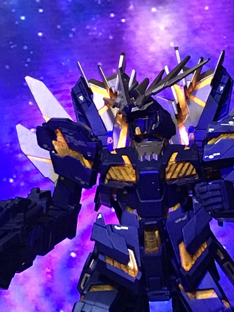 サイコフレームは内側に銀塗装。外側は蛍光クリアーオレンジで塗装しています。