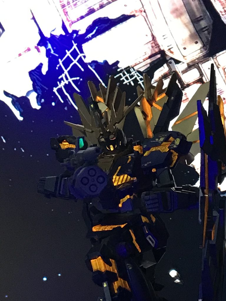 背部アームドアーマーXCの金色の所にサイコフレームあったんですね。オレンジのラピーテープに蛍光クリアーオレンジを塗装し、カットして貼り付けてみました。