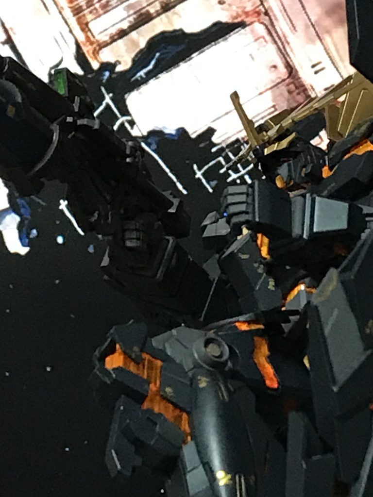 ビームマグナム構え。下方より。