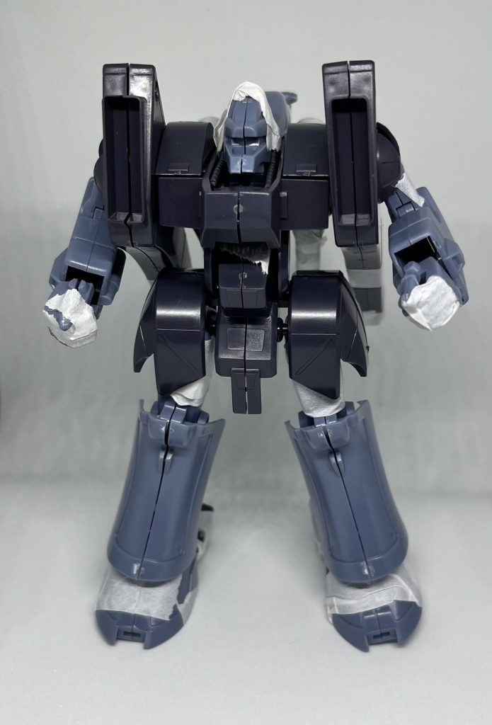 キットのままの仮組み段階だとこんな感じです。このままだと顔がかなり簡略化されている、膝が曲がらないといった問題点があり、ビシッと決まりづらくなっております。そのため、いつもの後ハメ加工の他にもこの辺を重点的に改修しています。