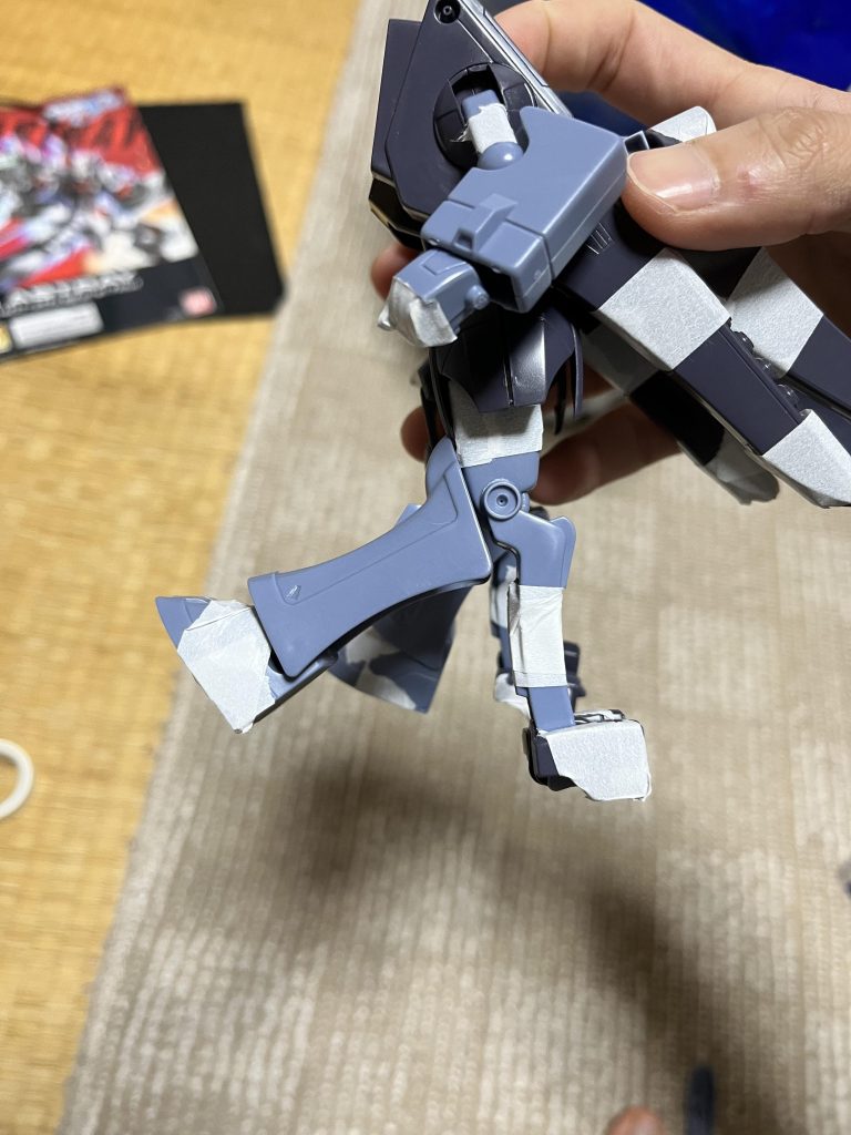 おまけ:キットの状態の膝の可動域この通り、逆方向にしか曲げることができません!