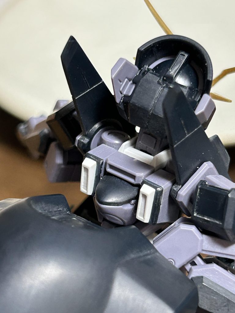 背中の造形が設定画と違いオミットされてるので、ランナータグで作っておきました。気になってた箇所なので自分なりに上手いこと作れて大満足！首の裏の肉抜きもランナータグで蓋しました。