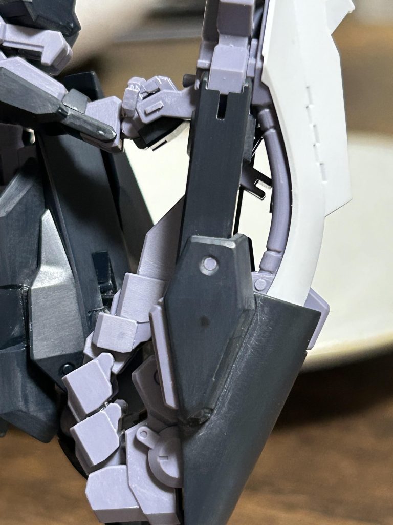 シールドブースターの凸モールドってイラスト見ても凹ですよね？2mm穴開けて3mmで穴の入り口掻き取って、薄紫ランナー輪切りにしてはめ込み。