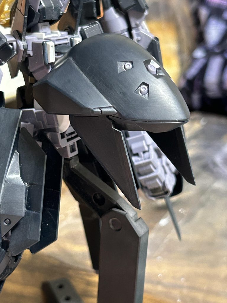 ブースターポッドの羽の形状も、設定画を参考に切ったり削ったりしました。ここもかなり満足改造。