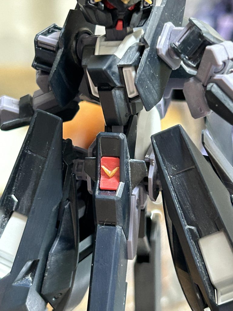 股間のV字は削り取ってブレードアンテナのランナーから削り出しV字を作成。