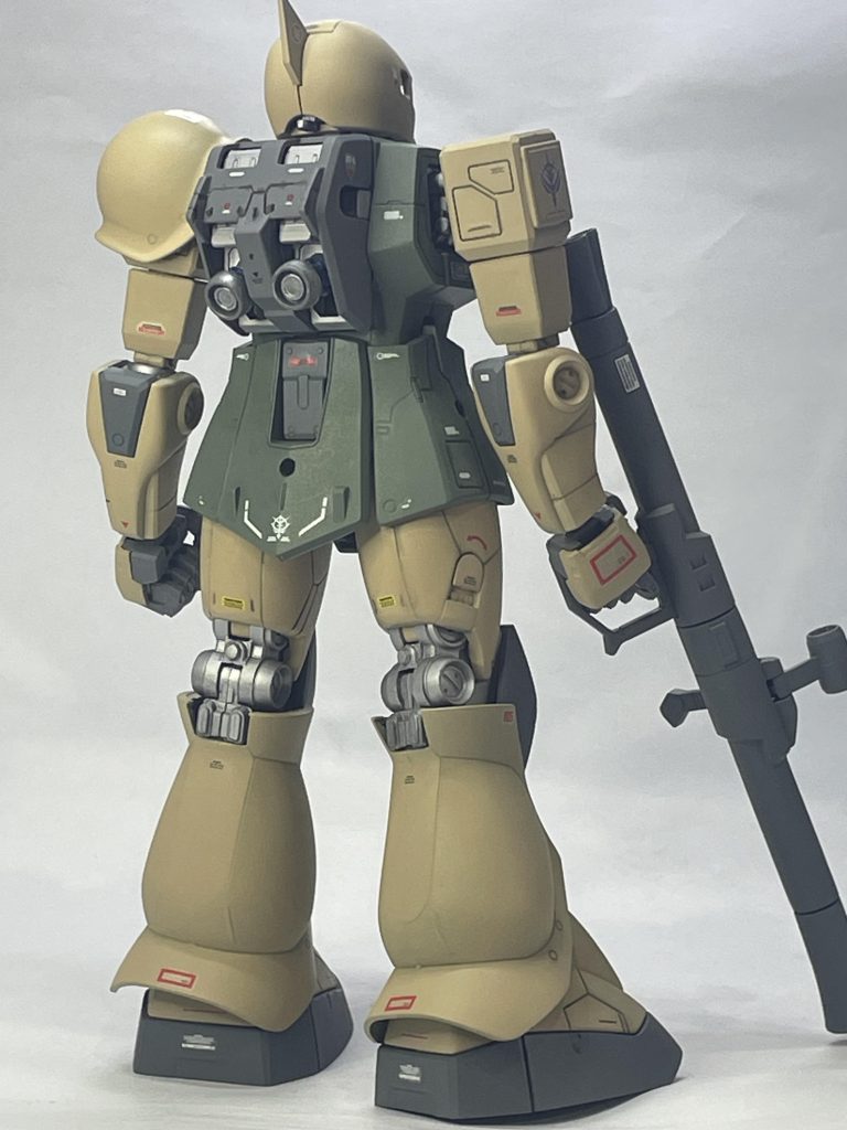 ランドセルは余剰パーツのザクⅡを使用。こちらの方がMGならではの内部構造がチラ見していい感じかなと。
