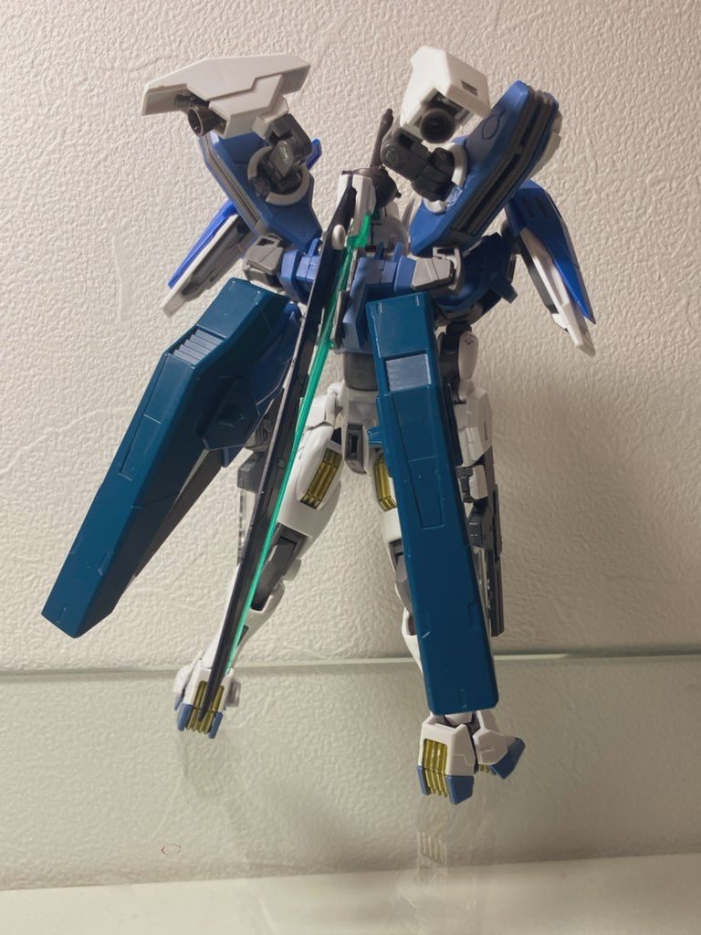 肩部ガンビットに代わるブースター、背部バックパックにはバーニア、ミサイルコンテナ兼大型プロペラントタンクなどが増設されている。