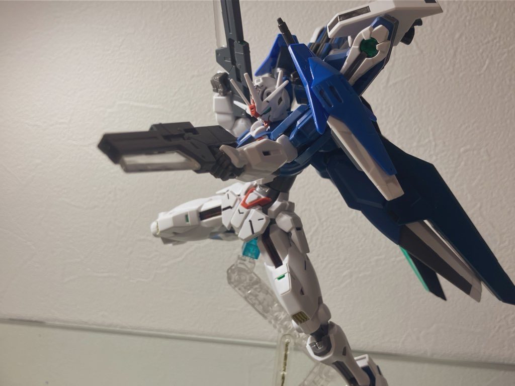 【GUNDライフル】機動力を最大限生かすため、高速連射の可能かつ速射性が求められたためにピストルに近い形のライフルが二丁、腕部に装備されている。サイドアーマーへのマウントが可能。