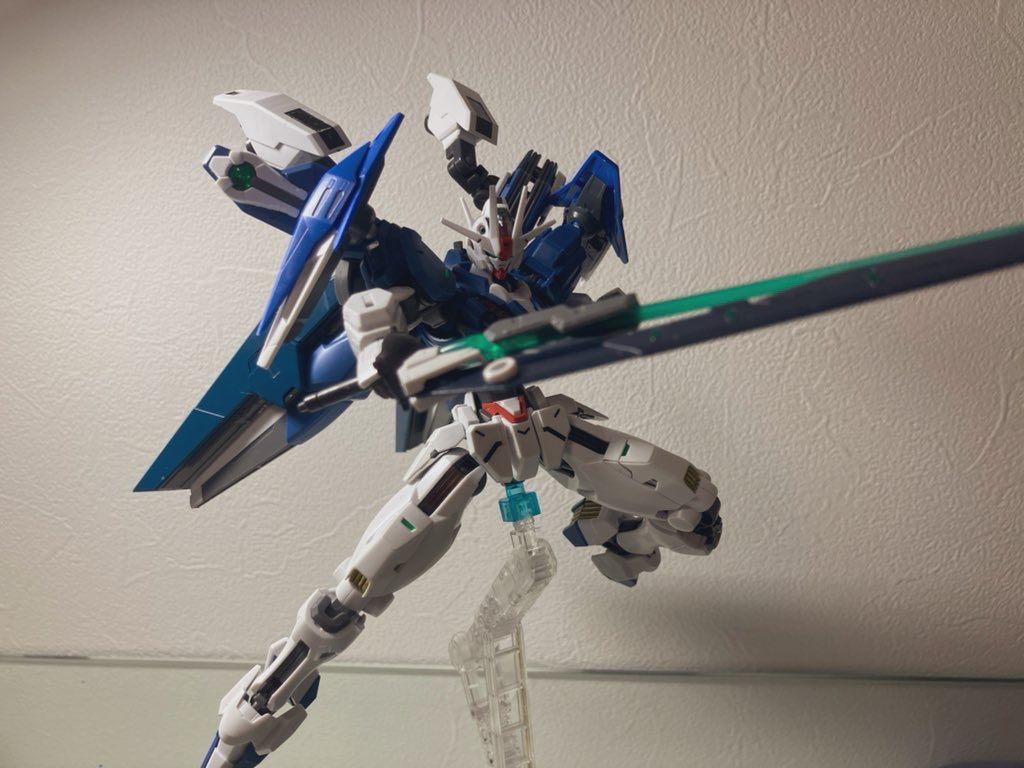 【GUNDソード】元のエアリアルにはなかった近接戦闘を強化する面で新たに追加された武装。他のMSを正に一刀両断するかのように殲滅する。