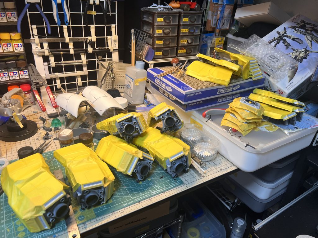 マスキングの鬼…貼るだけで日が暮れます()剥がすのは一瞬なんですが…カラーレシピはこちら↓下地:サーフェイサーエヴォブラック白:セミグロスホワイト紺色:マーズダークブルーグレー、関節、黒:メカサフ各種茶色:レッドブラウンオレンジ:橙黄色+赤少量バーニア:焼鉄色&黒鉄色