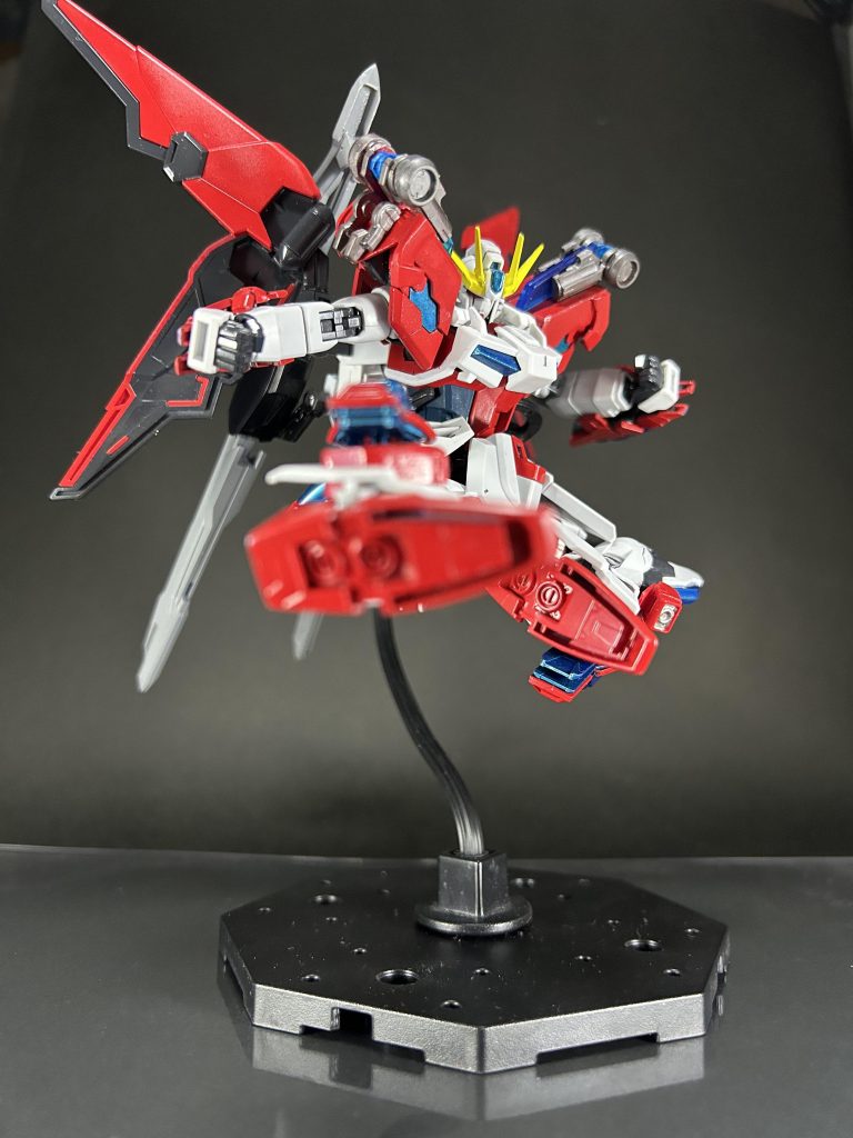 ゴッドガンダムやバーニングガンダムのパーツを使ってたりそもそもデスティニーの可動域が優秀なので格闘ポーズがまぁ決まる決まるいやぁ堪らんです……