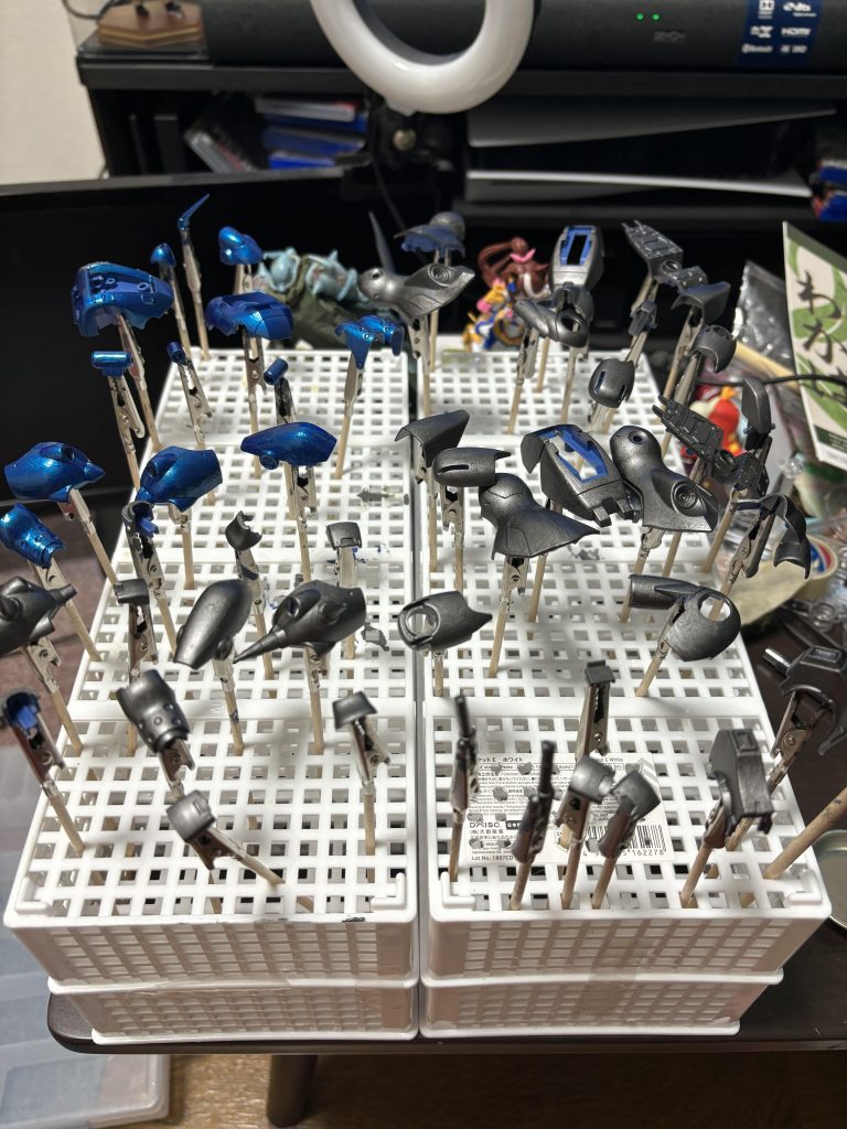 今回も全切りからのガンメタ。HGなら全切り出来るようになってきたかなぁと思います。しかし、他塗料と比べガンメタの減りが早い…