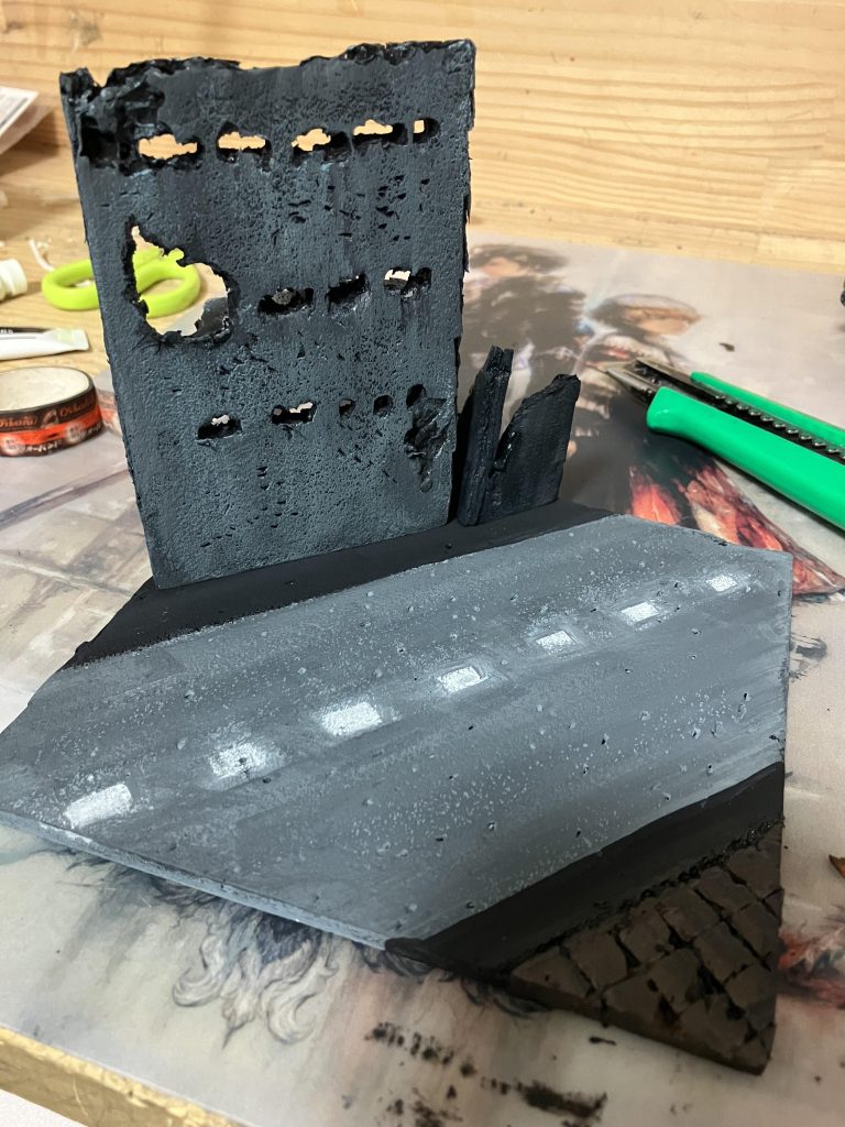 制作途中のジオラマです。ダイソーにあるめちゃデカのカラーボードに水性ペイントブラックで下地塗りして筆で彩色しました。 道路が荒いですね💦