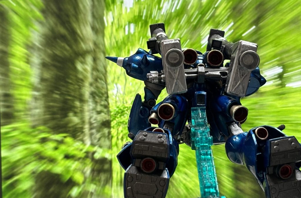 背面もバーニアだらけでカッコいい…でも、この子背面から撃たれたら即死級に装甲薄いとかどこかで言ってたような…そんなの関係ないロマンが詰まった機体なんだよ