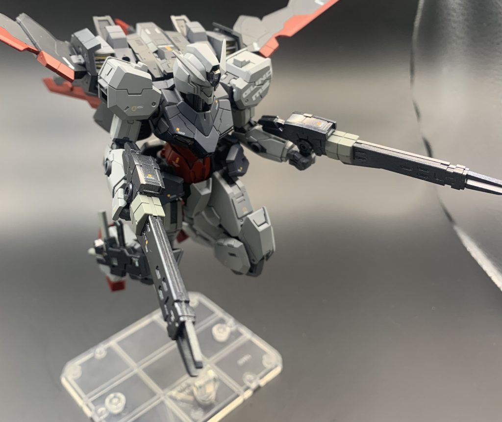 両肩のライフルは手持ち可能です。