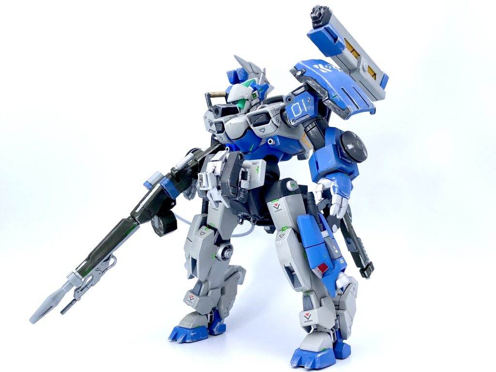 基本は、ザウォート・ヘビィ+デミバーディング。肩幅が広いので、股間パーツ(デミ系共通)を2つ使って幅まししてる。頭部は30mm、エスポジット系の頭部をベースに、ミカエリスの頭部アンテナ、レギンレイズの頭部パーツの一部をカットしてマスクにしたりと色々いじってる。フロントアーマーのサブアームはナイチンゲールのサブアームの一部とファラクトのバックパックの接続軸の一部を組み合わせたりしてるよ。イカれてるぜ!!(価格破壊)脚部はデミバーディングの肩部をそのままブースターに見立てて足にくっけたものれす。