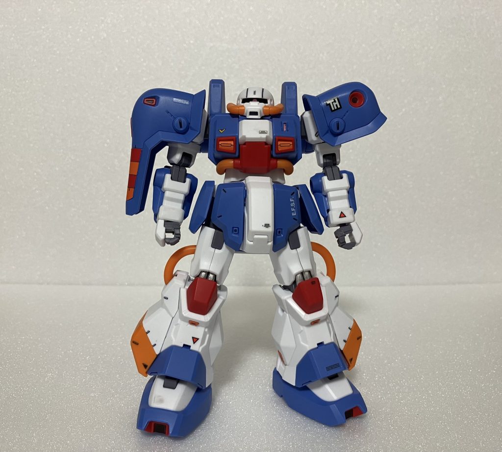 正面です。シールがなかなか多く貼って折り曲げる奴でした。組み立てやすく、デカールとつや消しだけでムチャカッコよくなりました