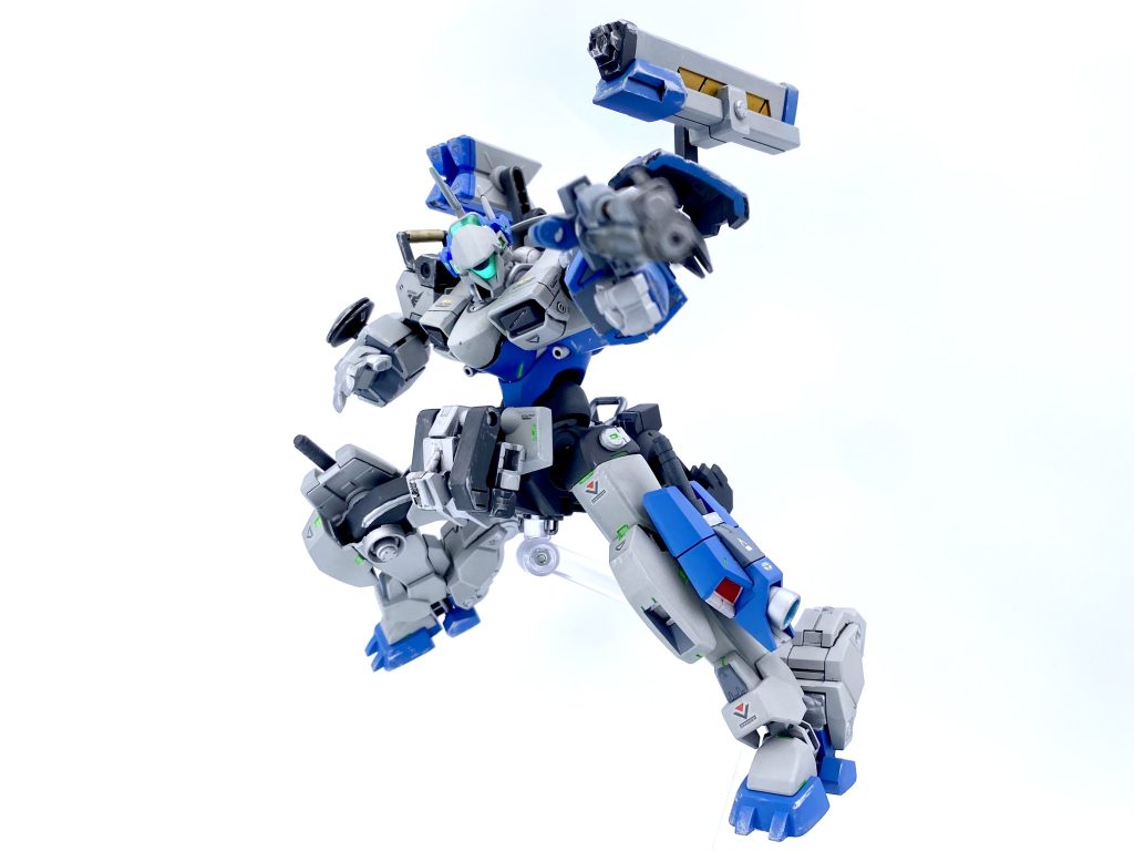 サブ武装にショットガンのようなもの。ケンプファーとかのショットガンと持ち手にデミ拡張パーツの中にあったパーツを加工したやつくっけた!!案外しっくりきてる。そのついでに収納用のホルダーを境界戦機のパーツで作った。たまたま無加工で差し込めたのでホルダーっぽく加工して腰部ブースターにくっけた!!肩部の武装はザウォート・ヘビィの武装ちょっと盛ったくらいでほぼそのまま。