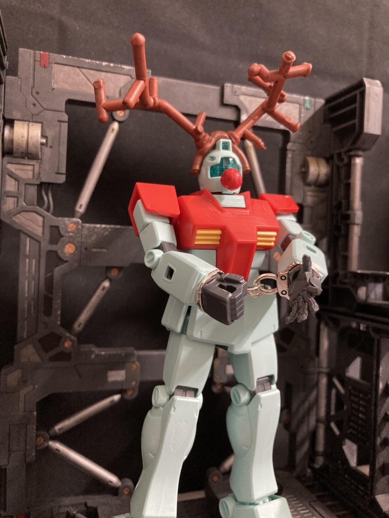 ジムトナカイ型合わせ目消しはしてますが、雑です。塗装やモールド追加しようかと思いましたが、作ってみると変にカッコよくするよりこの愛くるしいかつ弱そうな雰囲気は何もしない方がいいなと思い無加工です。いつか改造する事があれば…鼻は粘土、角🫎はランナーをライターで炙って頭に合うように曲げてます。