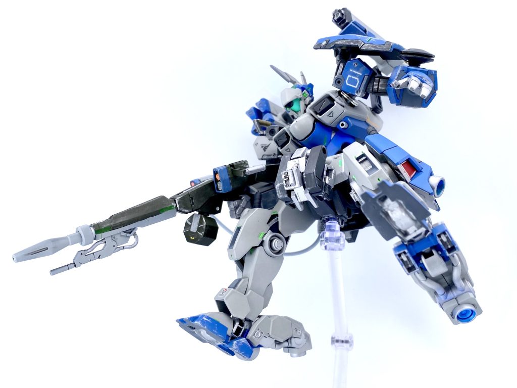 3ミリ穴とかそういう部分は、ディテールアップパーツでかくしたり、レンズありそうなところは付けたりとまぁ色々やってる!!胸部のバルカン砲とかも結構大変だった(穴あける場所が小さかった(´・ω・`)))