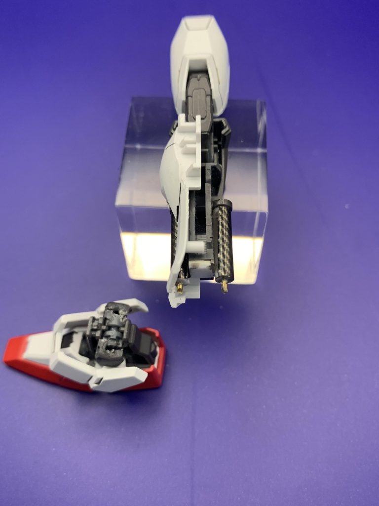 1番のお気に入りは脚部！フレームを切り飛ばしてプラ丸棒に置き換え、シリンダーのようにしてみました。フレームなのでPS装甲関係ないのはｷﾆｼﾅｲ…