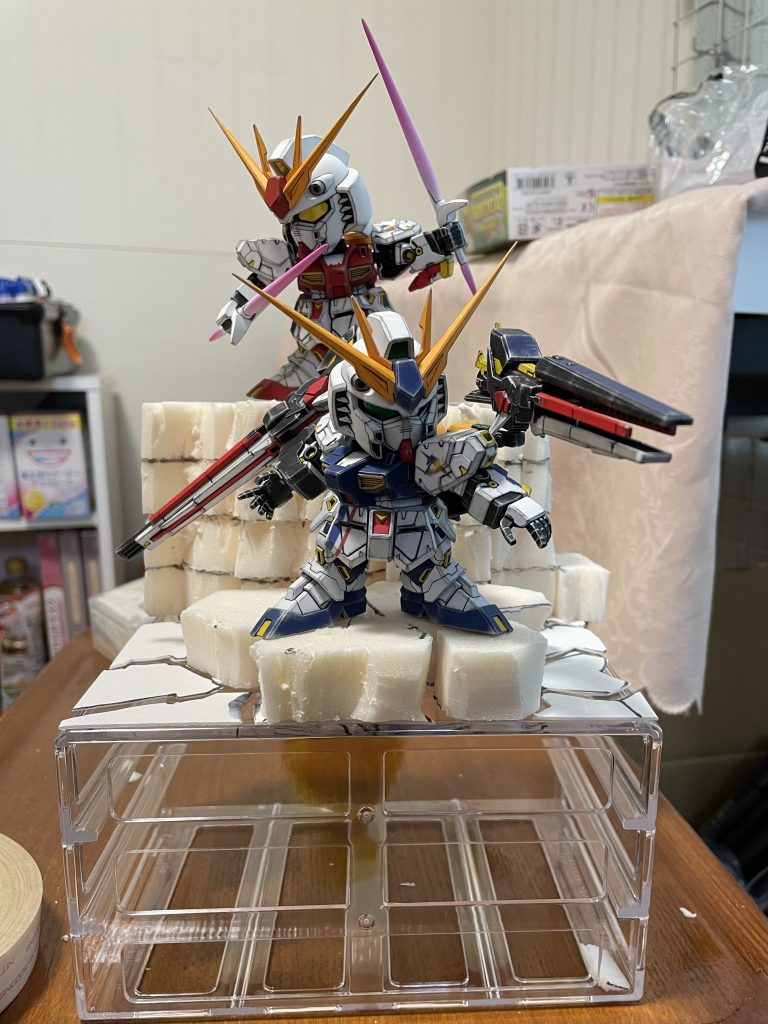 台座は100均の透明小物入れを使用しました。隕石はスタイロフォームに石膏です。