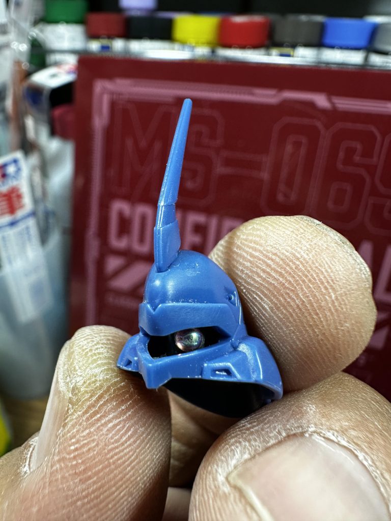 モノアイは本来シールを貼る部分を切り取りプラ棒を支柱にしてパイプパーツにドームパーツを貼り付けて差し込んでいます。左右に稼働します。