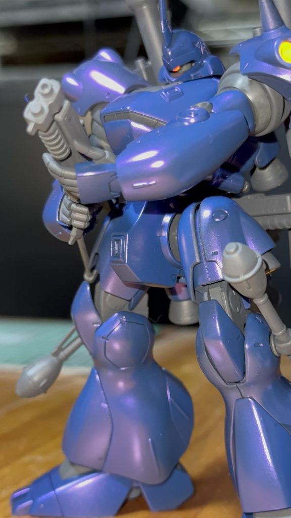 トップコートとウェザリング前です。ほぼ成型色ですが塗装はしてます。その上からクリスタルカラーのアメジストパープル塗装してます。そのおかげで光を当てると紫が発光します。