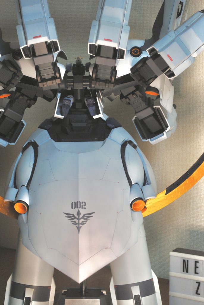 背面値段の割に素の状態ではかなりディテールが物足りないキットなので、スジ彫りとデカールが良い味出してくれます。バーニアのオレンジがアクセントになっててお気に入り。