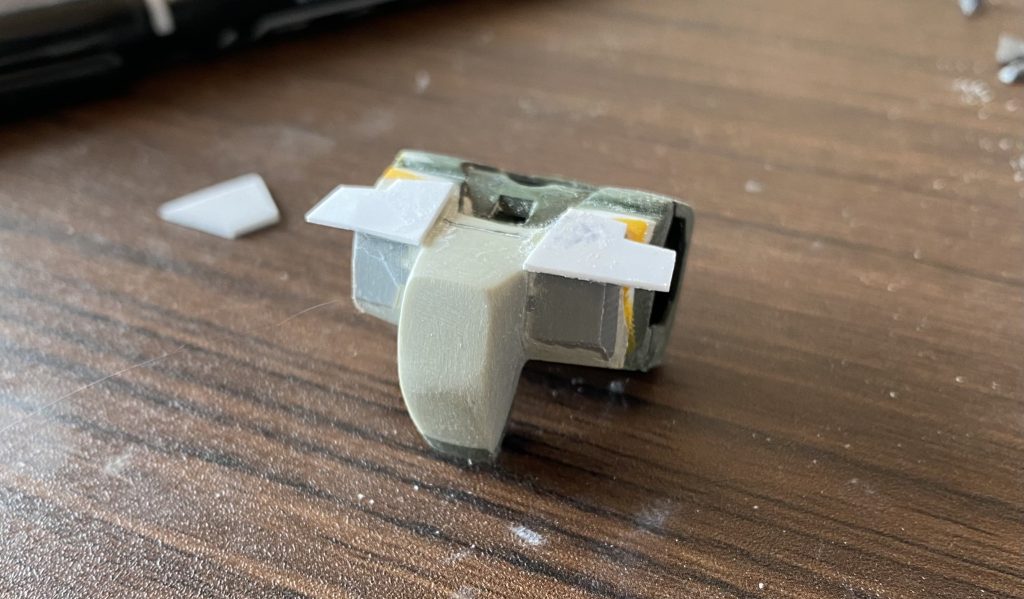 胸部はパテで盛った後にプラ板で装甲作ったりしたので結構大変でしたァ！