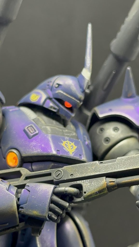 モノアイはハイキューパーツのドームパーツにガイアの蛍光ピンクで塗装してます。