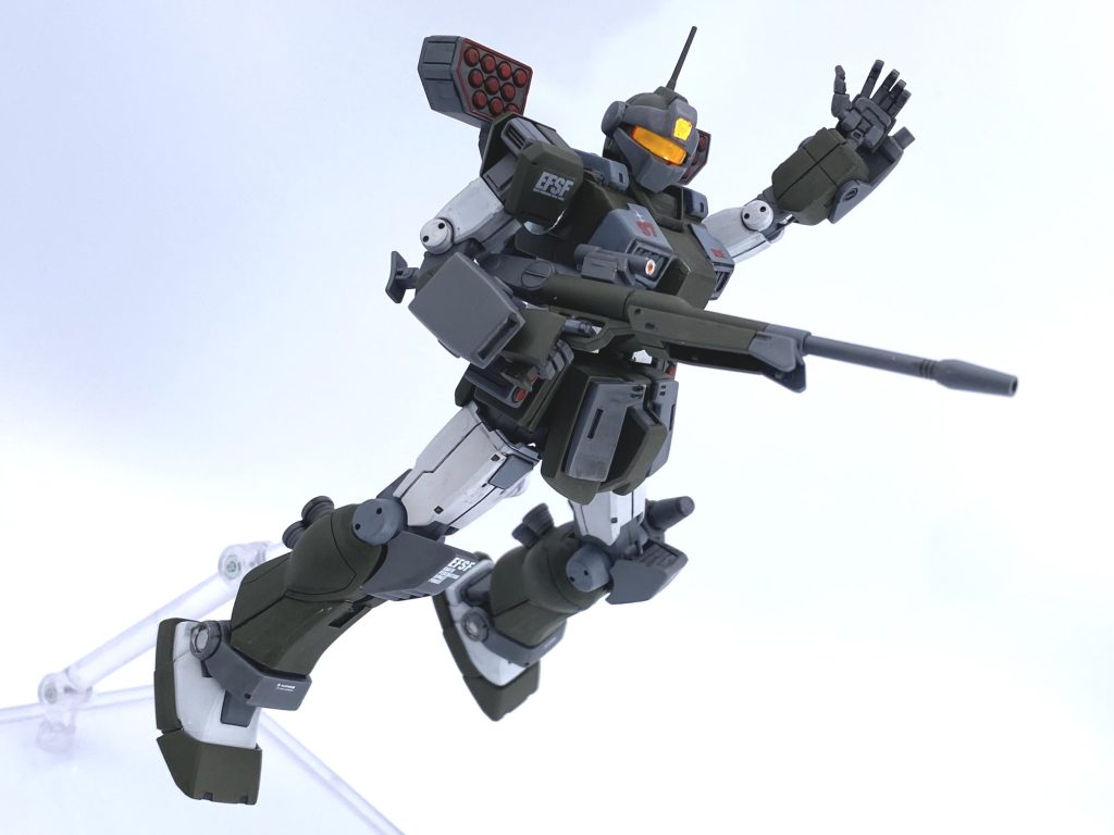 パケ絵ポージングその2なんか後ろで手を振ってるやついるんすよねかわいいよね好き改修点まとめると主に胸部とバイザー周りをいじってます。胸部はパテで大幅に盛って、最後にプラ板でグレー部分の装甲を作ってます。パテでここまでの造形ははじめてだったのですごい苦戦しやしたあはは...バイザーはプラ板で厚みを増して形状変えました。鋭めにしたよ(๑•̀ㅂ•́)و✧あと中にレジン液を詰めてしっかりセンサーにしてみました。(本来は空洞になってるけどなんとなく埋めました。) 