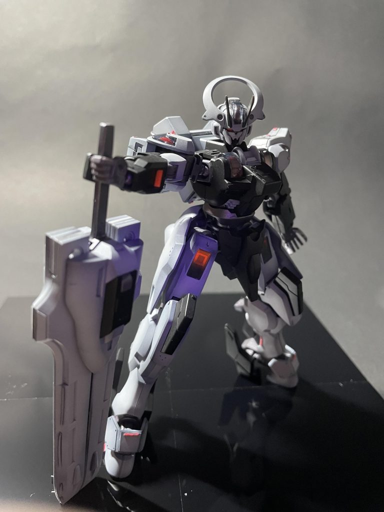 シールの上から蛍光レッドを塗装しているので光ります。