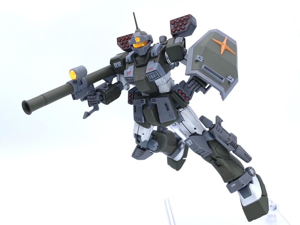 バズーカとミサイル装備!!これはオリジン版ジムがちょうど発売されたから急遽用意しました!!いやぁ最新キットが出るとやるよね...(´>∀<｀)ゝ))バズーカのスコープはレジン液で埋めて蛍光オレンジ塗ってます!!ミサイルの赤はエナメルで全部筆塗りしました!!目が痛かったべ🖌😭ジムは手軽に装備いっぱい持っていいのがまじで好き 