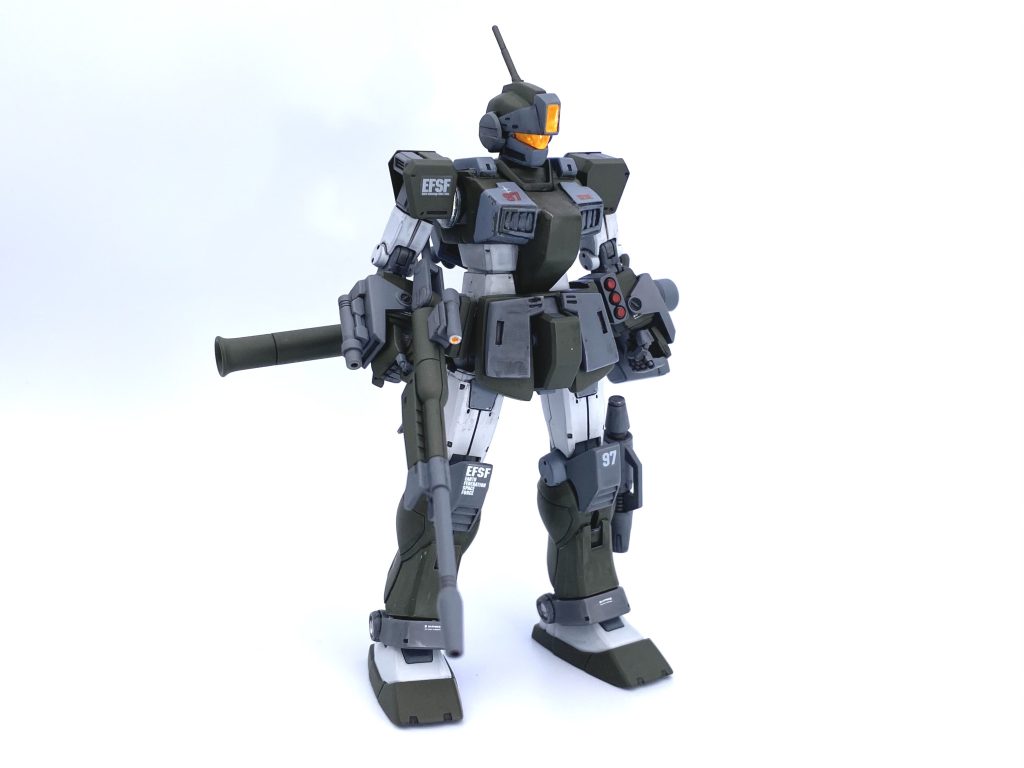 追加パーツの頭部を差し替えした姿です!ジャンクと化したジムスナイパーⅡの頭部を拾ったのでやっつけで作りました。本来は頭部どっちかにしようと思ってたんですけど決めきれなくて両方作りました。イメージとしては戦後に修繕された改修型ってとこっす!!なんとなく昔あったフィギュアのシリーズをイメージしてこいうのやりてぇが優先された結果差し替えできるようになりました。楽しい...✨️ 