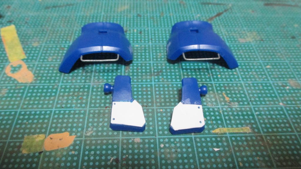 腰部はフロントアーマーにプラペーパーで加工、両サイドアーマーに針金でフックを追加しています