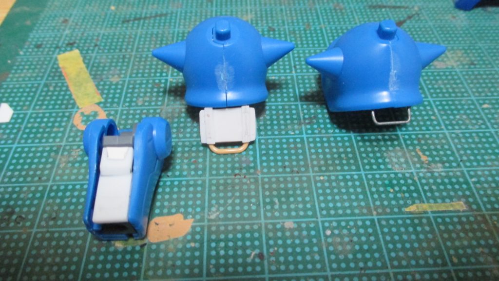 制作記です右肩アーマーの小型シールドはミリタリーキットの余りをベースにプラ板で盾っぽく改造、右前腕部はプラ板で埋めています左肩アーマーには針金でフックを追加