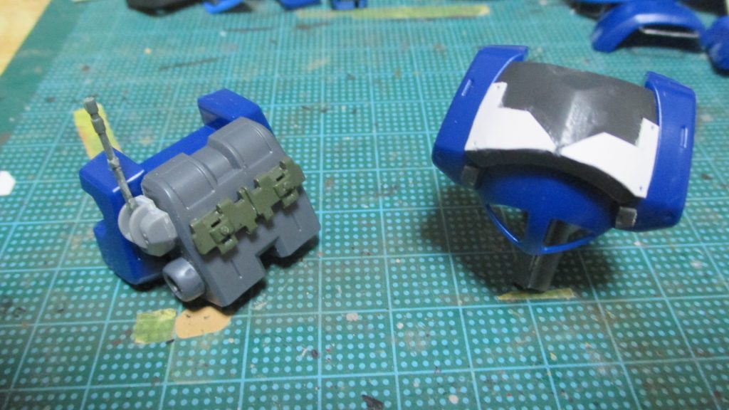 胸部にはプラペーパーやブキヤのプラ材にて加工、ランドセルはジャンクパーツでデッチアップしています