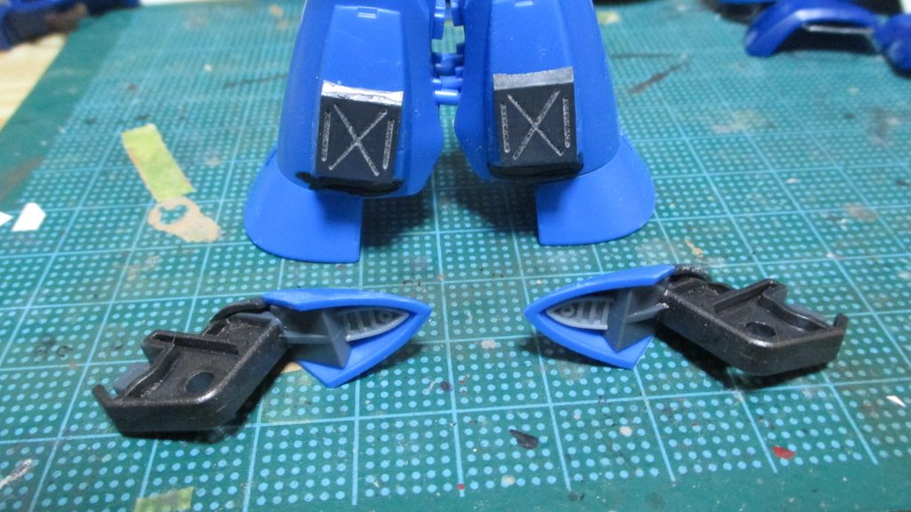 両足外側や膝アーマー裏にジャンクパーツを取り付けています少し合わせが甘くなってしまったのでもう少しきっちり付けたかったです