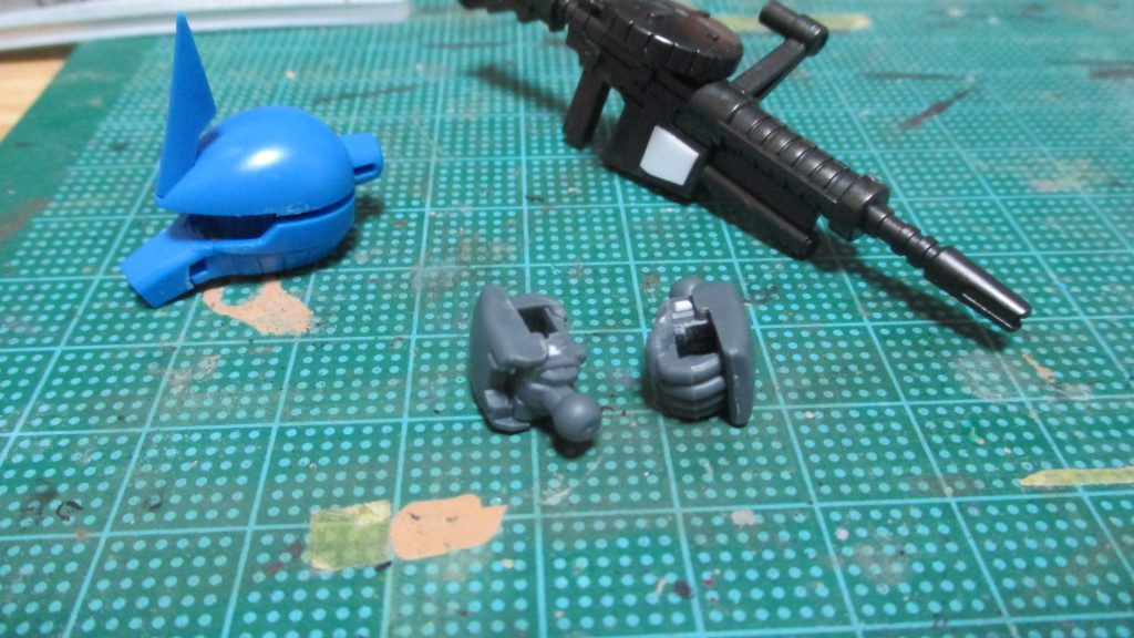 頭部アンテナは削ってシャープに、手首はビルドナックル(丸)を使用、武器持ち手の隙間が気になったのでプラ板で埋めています武器は食玩Gフレームより流用しています
