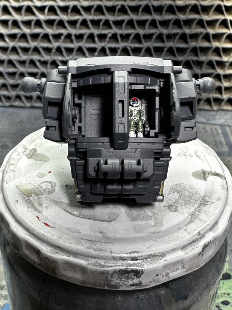 パイロットも塗ってない状態で寂しそうに鎮座してましたのでルーペスタンドで拡大しながら塗装してあげました。