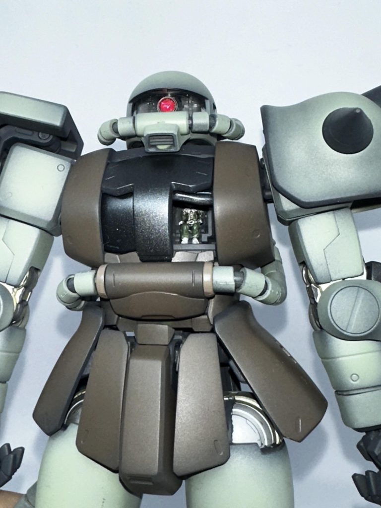 塗装1回目グラデーション気味に塗装してます。しっかりパイロット乗ってるんですが完成するとコックピットハッチの影で見えなくなってしまうのがなんとも言えない感情になります。